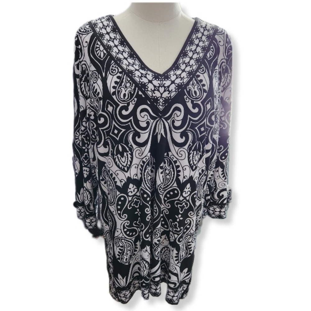 JM COLLECTION WOMAN Black & White V-neckline Silky Patterned Tunic Top 2X W-904
